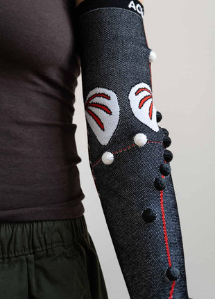 manchon_bras_acu-do_noir_rouge_douleurs_bras_tendinites_tennis_elbow_massage_shiatsu_acupression_auto massage_compression